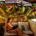 Serenity Ocean View 1br With Terrace, Pool & Walk To Beaches Apartamento